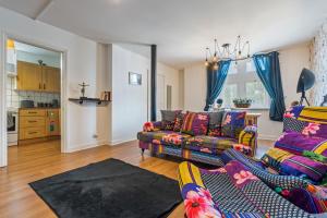 a living room with a couch and a kitchen at 3BR Pontypool Haven - Sleeps 6 with Parking in Pontnewynydd