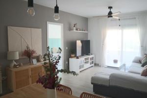 ein Wohnzimmer mit Bett und Fernseher in der Unterkunft Darahome in Cunit