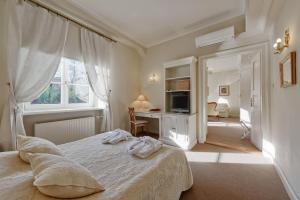 - une chambre avec un lit, un bureau et une fenêtre dans l'établissement Dom Pugetów, à Cracovie