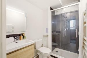 a bathroom with a toilet and a shower at Studio L'Indigo - F1 design, hypercentre - CAEN in Caen