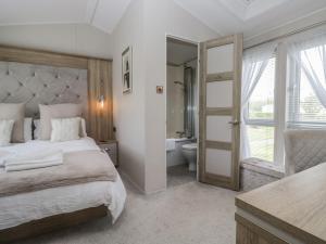 Llit o llits en una habitació de Swan Haven