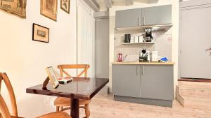a small kitchen with a table and a counter top at Studio Le Logis de l Hermine Centre historique Classé 3 étoiles in Blois +10 photos