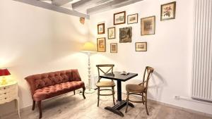 a living room with a couch and a table and chairs at Studio Le Logis de l Hermine Centre historique Classé 3 étoiles in Blois