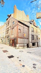 an old building on the side of a street at Studio Le Logis de l Hermine Centre historique Classé 3 étoiles in Blois