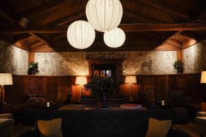 a room with a table and two chandeliers at Hotel Åregården in Åre