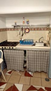 a kitchen with a sink and a stove at Arquitectos Departamento 11-5 in Guanajuato