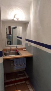 a bathroom with a sink and a mirror at Arquitectos Departamento 11-5 in Guanajuato