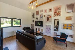 a living room with a couch and a table at Crossroads Hideaway in Brod na Kupi