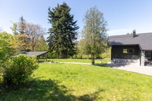 a house with a yard with a driveway at Crossroads Hideaway in Brod na Kupi