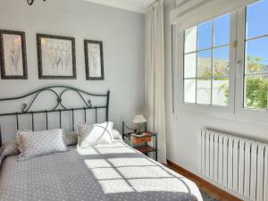 a bedroom with a bed and a window at Chalet Sobre do Valo in Sanxenxo