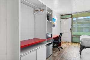 a room with a desk and a bed and a room with a bed at Disney Studio 2 Queens & Shuttle in Kissimmee