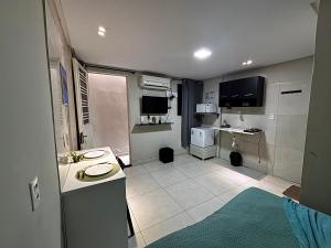a bathroom with a sink and a counter in a room at Flat 1778 N2 Orla Petrolina in Petrolina