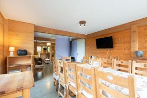a conference room with a table and chairs and a television at Gite Nature Ressourcement-Vosges in Le Tholy