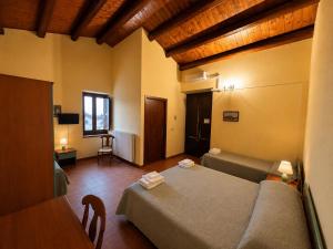 a room with a couch and a table in a room at Agriturismo L'Antica Vigna in Randazzo