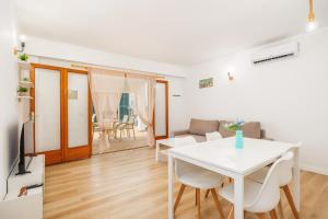 a living room with a white table and chairs at Apartamento Felipe 2-2 in Cala d´Or