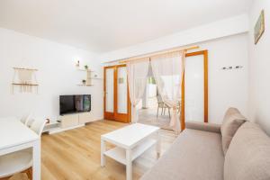 a living room with a couch and a table at Apartamento Felipe 2-2 in Cala d´Or