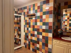 a bathroom with a colorful tiled wall at Villa rural en Marchena in Marchena +12 photos