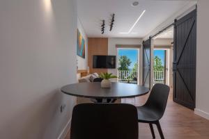 ein Esszimmer mit Tisch und Stühlen in der Unterkunft WALK2BEACH Riviera Beachfront Luxury Studio Suite - Steps to Yabanaki Varkiza in Varkiza + 18 Fotos