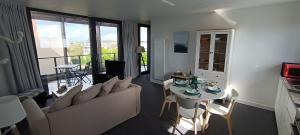 ein Wohnzimmer mit Sofa und Tisch in der Unterkunft Appartement neuf avec balcon - Vue mer - Crozon in Crozon