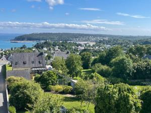 Luftaufnahme eines Hauses mit Bäumen und einem See in der Unterkunft Appartement neuf avec balcon - Vue mer - Crozon in Crozon