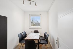 a dining room with a table and chairs at Am Ring Monteurzimmer Apartment Böhlen in Böhlen +12 photos
