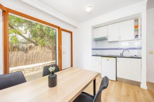 a kitchen and dining room with a table and chairs at Apartamento Felipe 1-3 in Cacla D'or