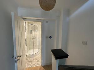 a bathroom with a walk in shower and a walk in shower at Cotswolds Vista Cirencester - Relaxed 5 Guest Home - 2 Bathroom, Parking, Garden in Cirencester +32 photos