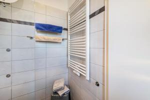 a bathroom with a toilet and a window and towels at Ferienhaus am See mit Boot in Mustin +27 photos