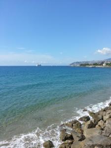 vista sull'oceano da una spiaggia rocciosa di Appartamento Trento Trieste a Sanremo