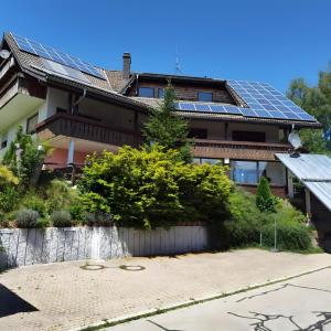 a house with solar panels on the roof at Ferienhaus Samy - Feldberg in Feldberg