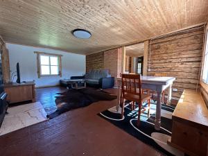 a living room with a table and a couch at Metsatoa in Alliklepa