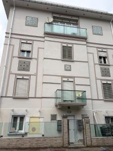 an apartment building with windows and a balcony at Appartamento Camponovo in Chiasso