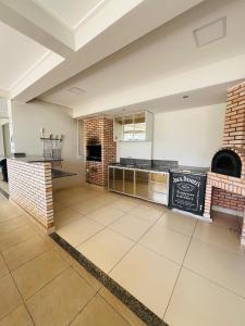 a large kitchen with a counter and an oven at Apartamento de 3 quartos, climatizado com lazer completo in Brasília