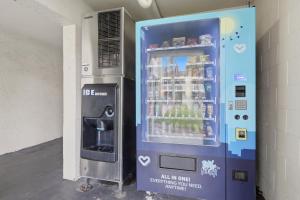 a drink vending machine sitting next to a wall at Disney Studio 2 Queens & Shuttle in Kissimmee