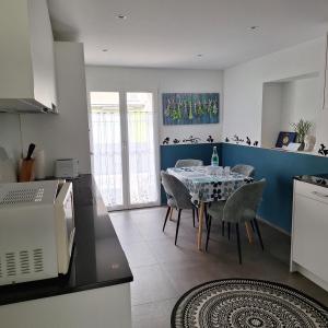 eine Küche und ein Esszimmer mit Tisch und Stühlen in der Unterkunft Sandras Flat in Giswil