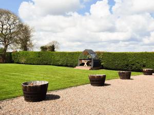 a garden with a small greenhouse in the grass at Harvest Cottage in Anderby