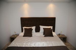 1 dormitorio con 1 cama grande y 2 mesitas de noche en Sarajevo Luxury Apartments, en Sarajevo