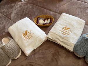 a pair of towels and a basket of eggs at Cabana Silêncio das Pedras in Três Coroas +69 photos