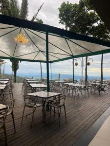 a bunch of tables and chairs on a deck at Sítio do Bosco Park in Tianguá