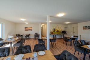 a restaurant with tables and chairs in a room at Johouse Zingst Johouse Zimmer 09 in Zingst