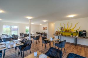a restaurant with tables and chairs in a room at Johouse Zingst Johouse Zimmer 09 in Zingst