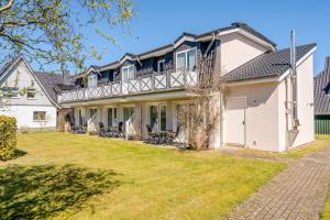 an image of a house with a yard at Johouse Zingst Johouse Zimmer 21 in Zingst +10 photos