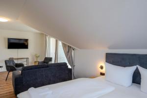 a bedroom with a bed and a living room at Johouse Zingst Johouse Zimmer 15 in Zingst