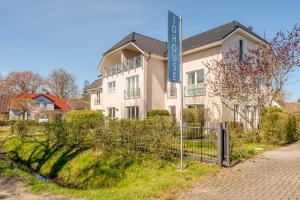 a building with a street sign in front of it at Johouse Zingst Johouse Zimmer 05 in Zingst +8 photos