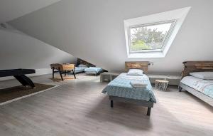a attic room with a bed and a piano at Villa des Abers vue mer, GR34, piscine chauffée in Landéda