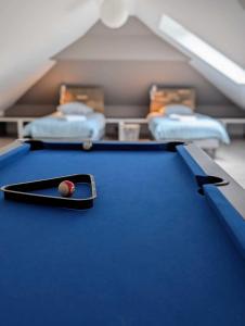 a pool table in a room with two beds at Villa des Abers vue mer, GR34, piscine chauffée in Landéda