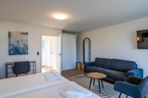 a living room with a bed and a couch at Johouse Zingst Johouse Zimmer 18 in Zingst