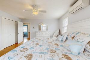 a bedroom with a large bed and a ceiling fan at York Starfish Haven in York