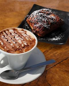 eine Tasse Kaffee und ein Stück Fleisch auf einem Teller in der Unterkunft Bed&Harmony in Colleferro + 13 Fotos