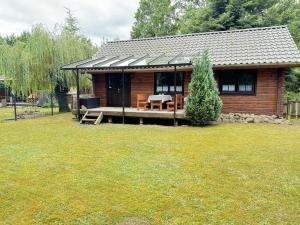 a log cabin with a picnic table in a yard at Ferienhaus 'am Eulennest' in Jabel +2 photos